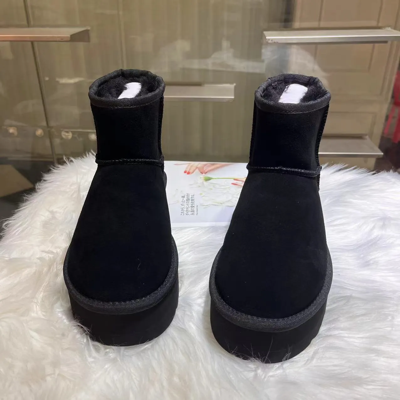 💰520 UGG sheepskin all-in-one snow boots. The official website synchronizes the new autumn and winter women's classic mini (thick sole) short snow boots 1134991, three-layer combination thick sole 5 cm, lightweight and non-slip, suede upper, 17 mm real wool lining, comfortable and casual, simple and fashionable! Color: Maroon Black Military Green Chocolate Size: 35-41